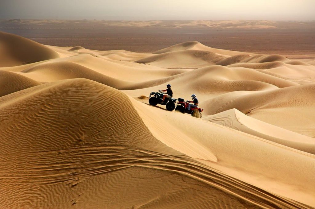 Deux quads dans des dunes de sable